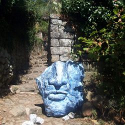 Reminiscenza, scultura in carta pesta dipinta, Inumani Festival, Sicilia, 2016